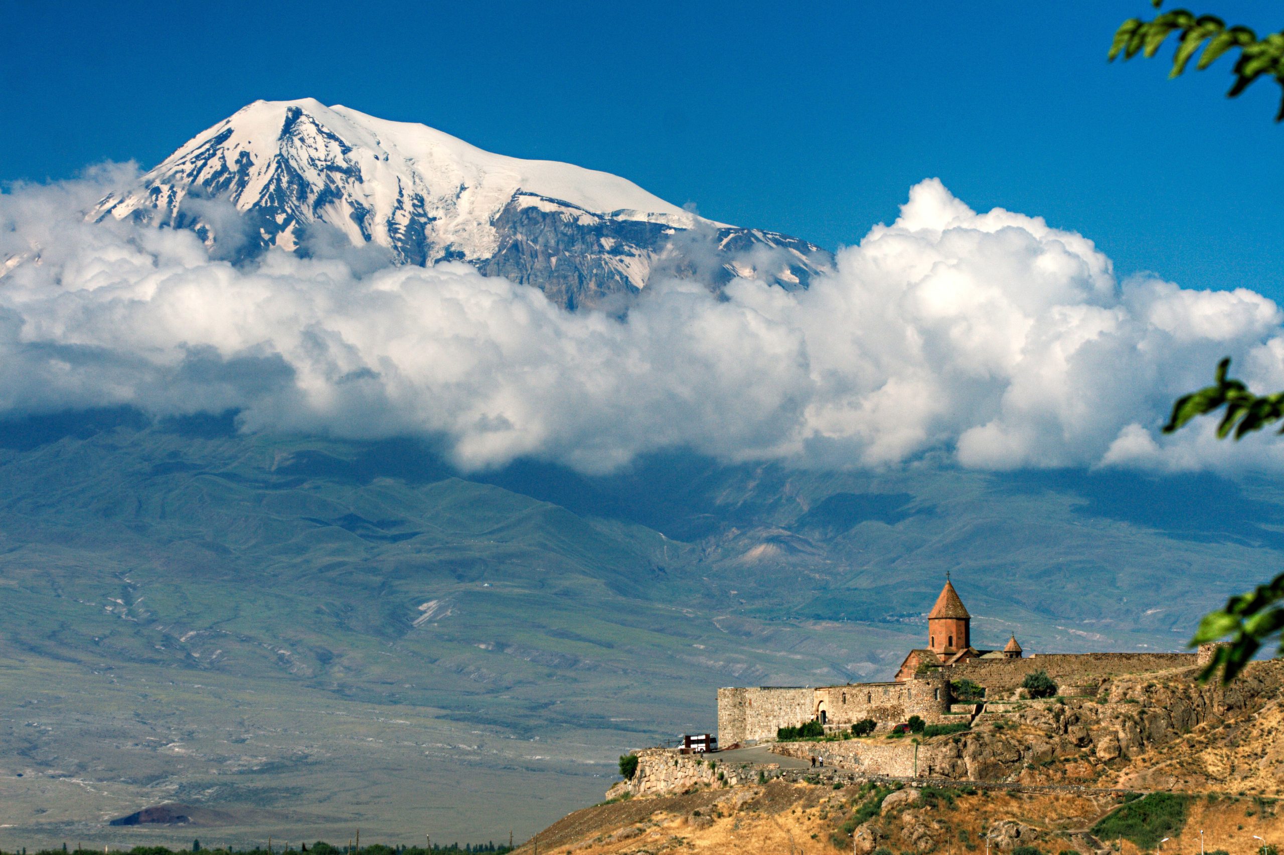 menaklukkan-pegunungan-kaukasus-azerbaijan-bangkit-sebagai-surga-baru-bagi-pendaki-ekstrem